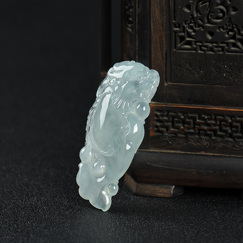 天然浅绿翡翠龙鱼吊坠-红掌柜
