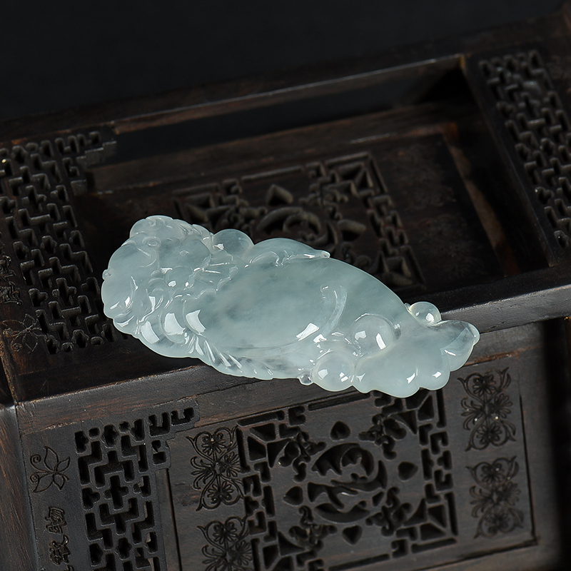 缅甸糯冰种浅绿翡翠龙鱼吊坠-红掌柜