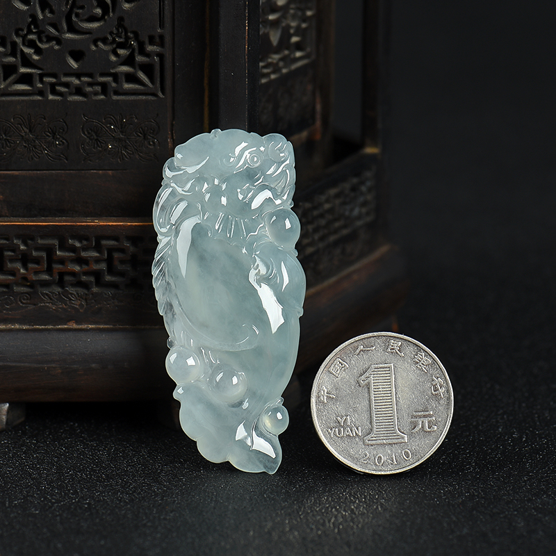 糯冰种浅绿翡翠吊坠-红掌柜