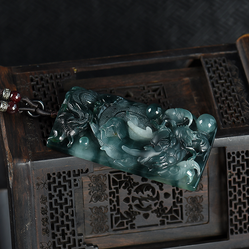 天然翡翠龙牌吊坠-红掌柜