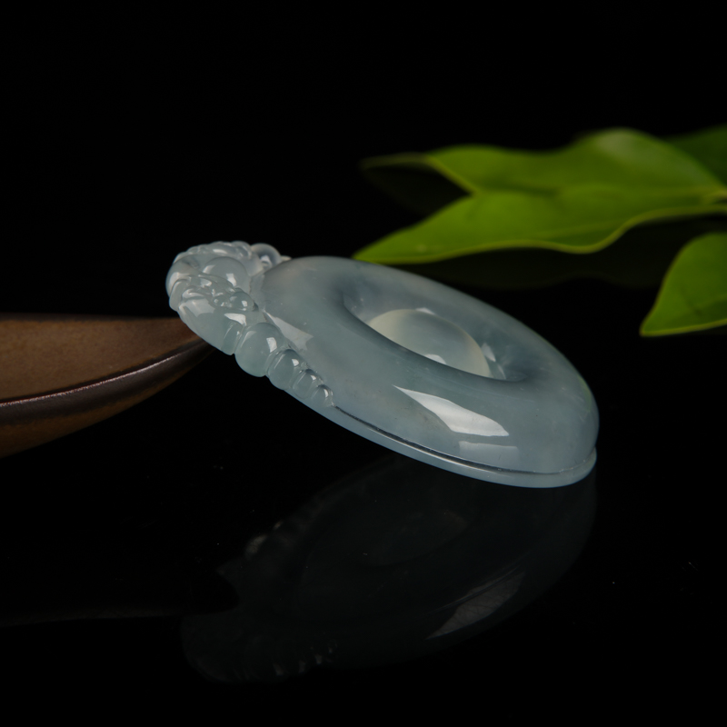 糯冰种浅绿翡翠吊坠-红掌柜