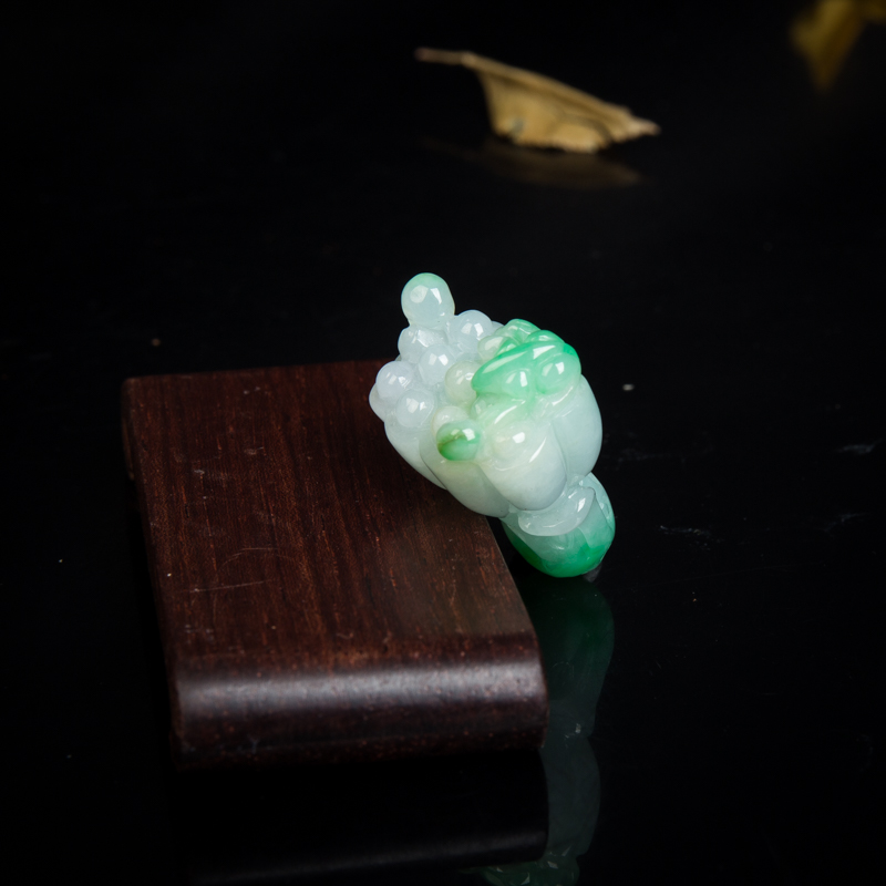 糯种飘翠翡翠吊坠-红掌柜