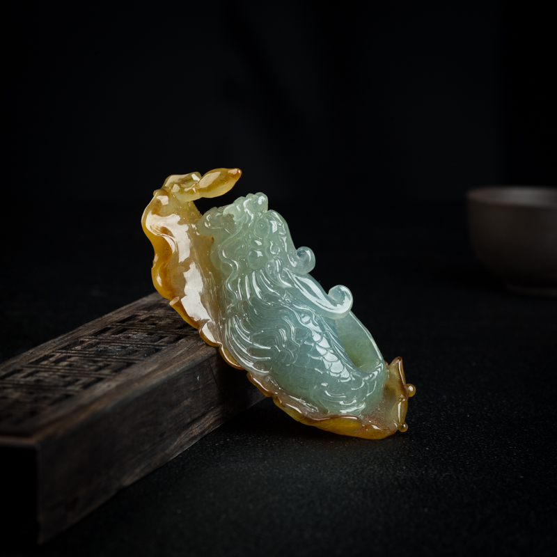 天然糯冰种俏色翡翠龙头鱼吊坠-红掌柜