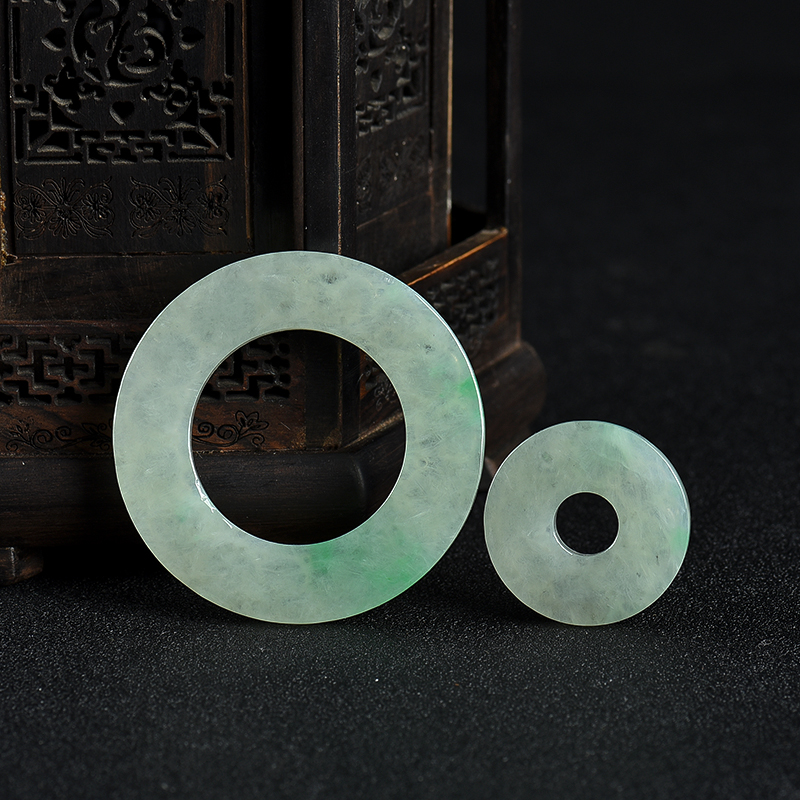 豆种飘翠翡翠吊坠-红掌柜