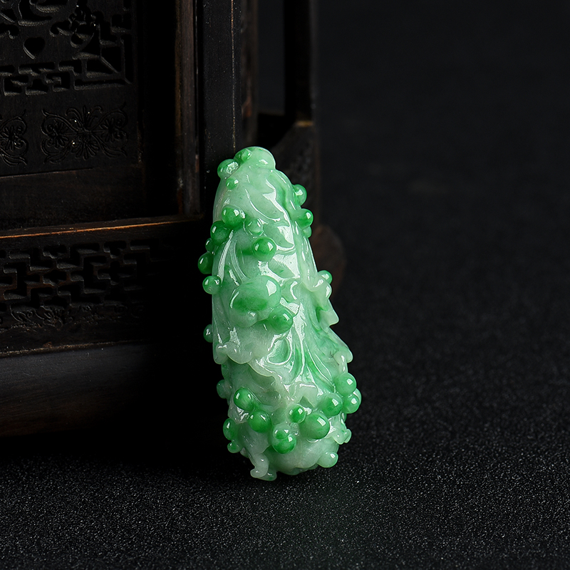 豆种飘翠翡翠吊坠-红掌柜