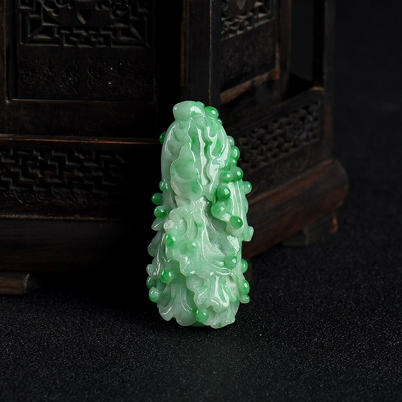 豆种翡翠百财吊坠-红掌柜