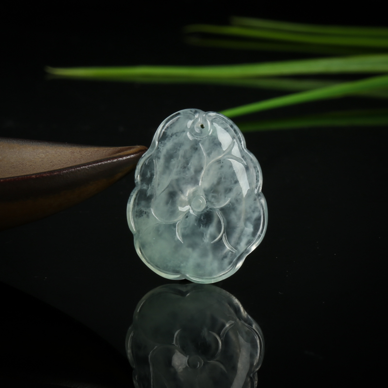 糯冰种飘花翡翠吊坠-红掌柜