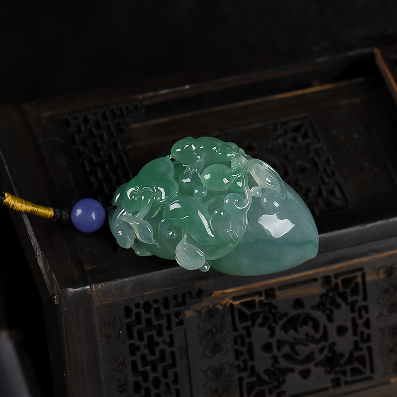 天然糯冰种飘翠翡翠吊坠-红掌柜