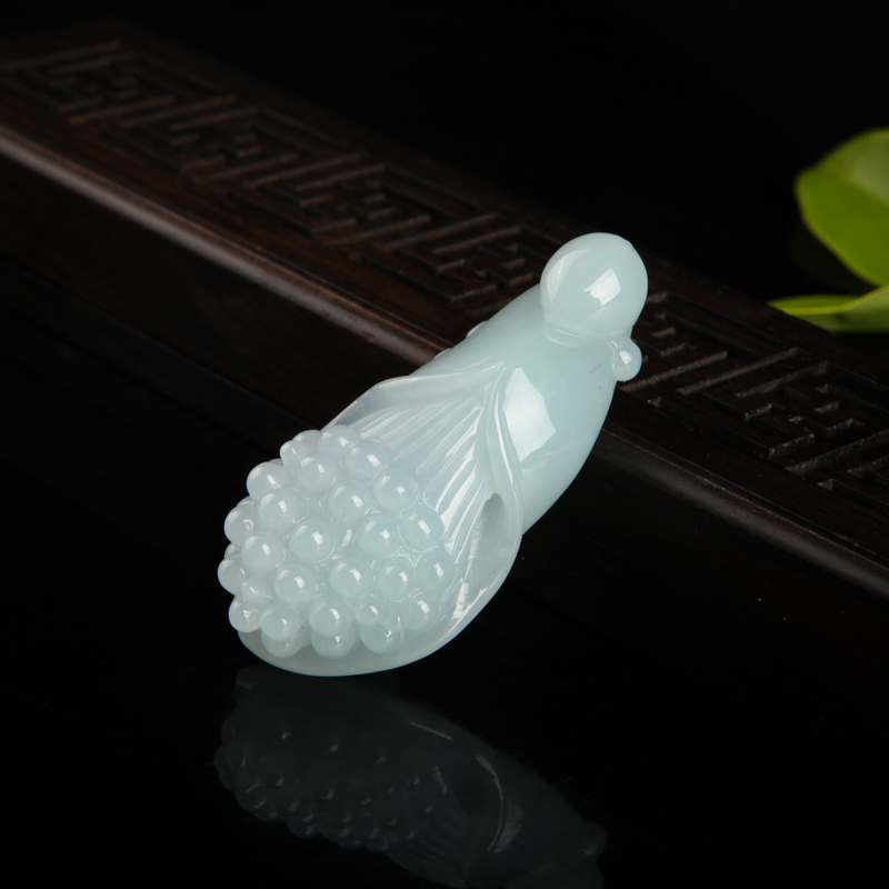 糯种浅绿翡翠吊坠-红掌柜