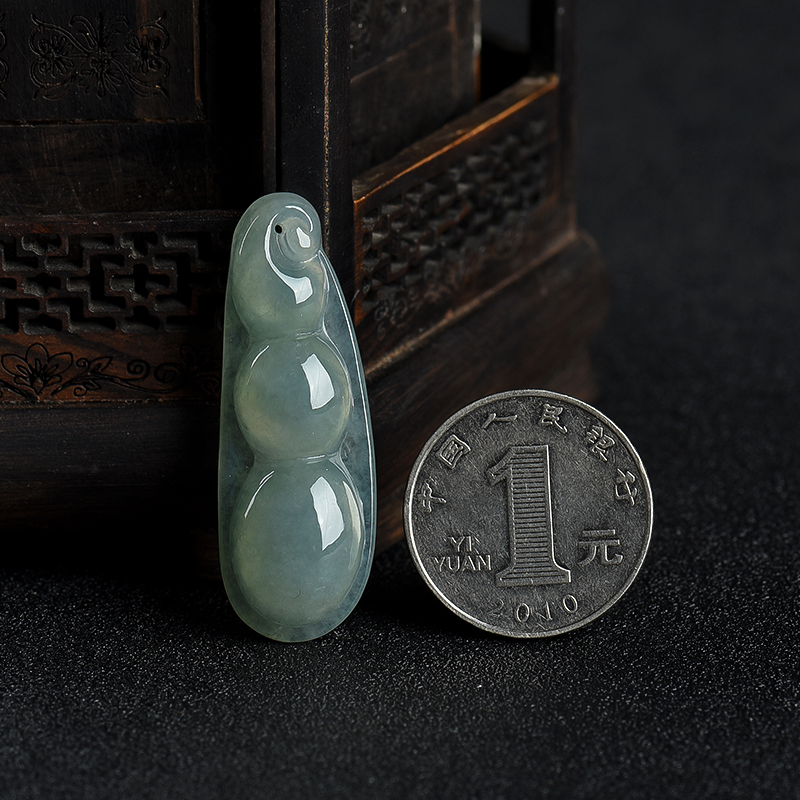 糯种灰绿翡翠吊坠-红掌柜
