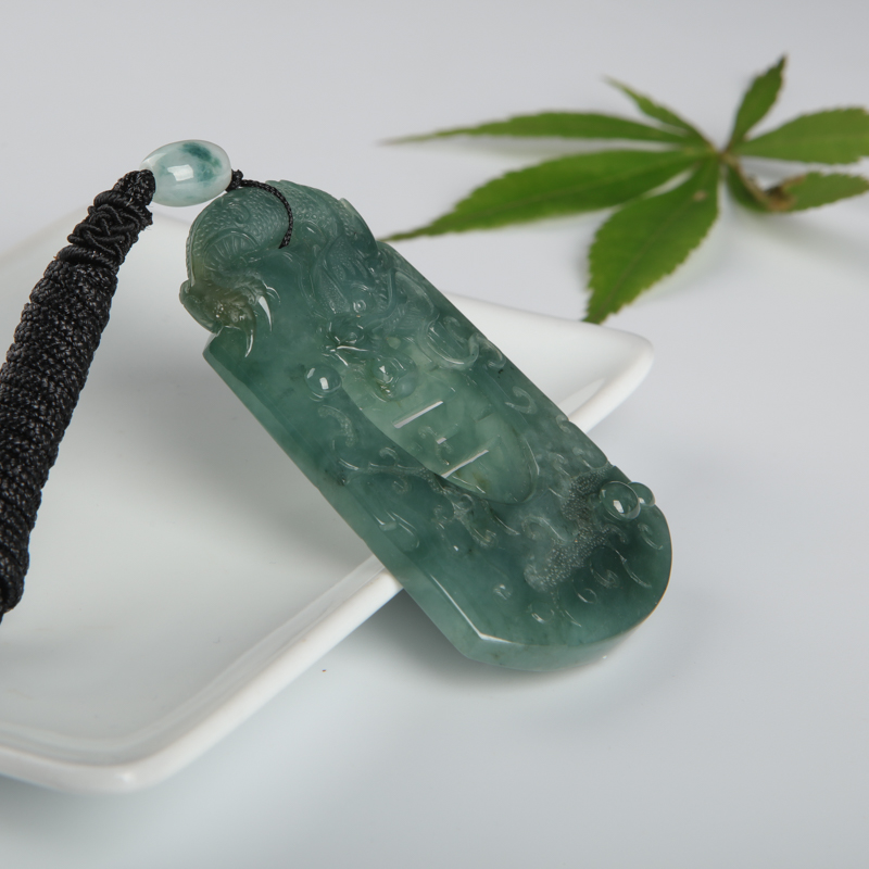 灰绿翡翠龙牌吊坠-红掌柜