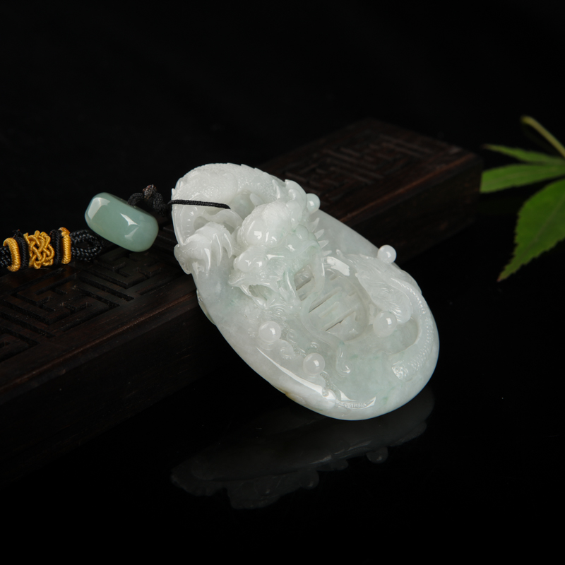 白色翡翠龙牌吊坠-红掌柜