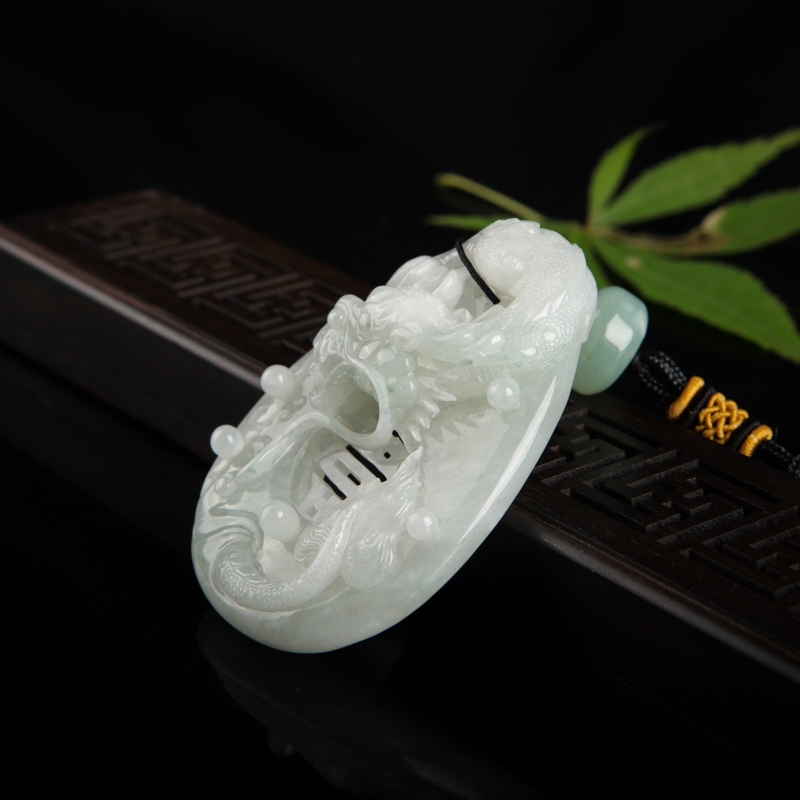豆种翡翠龙牌吊坠-红掌柜