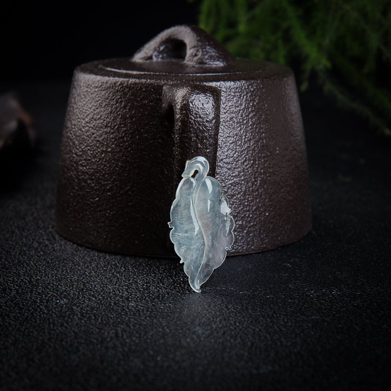 冰种翡翠叶子吊坠-红掌柜