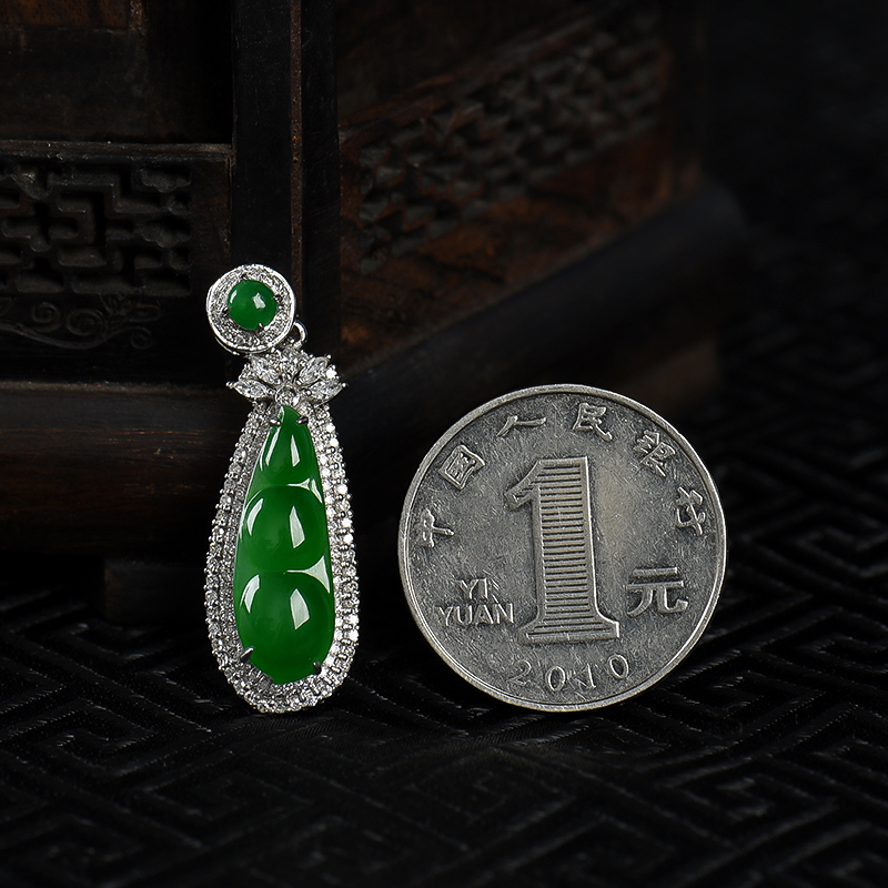 糯冰种翠绿翡翠吊坠-红掌柜