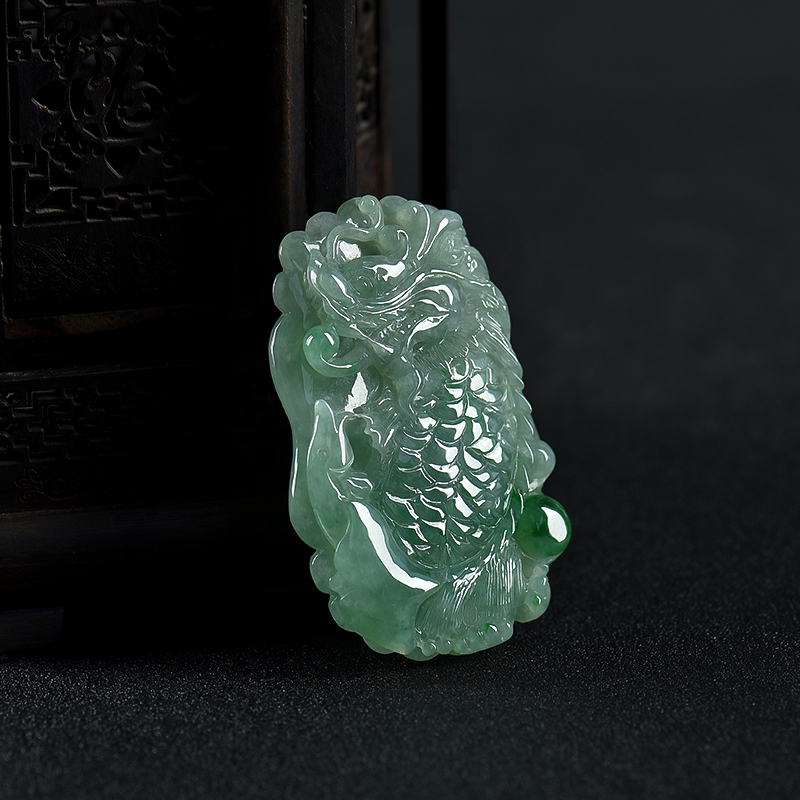 天然豆种飘翠翡翠龙头鱼吊坠-红掌柜