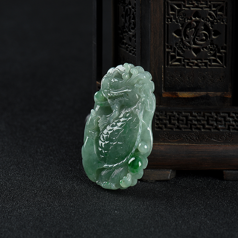 缅甸豆种飘翠翡翠龙头鱼吊坠-红掌柜