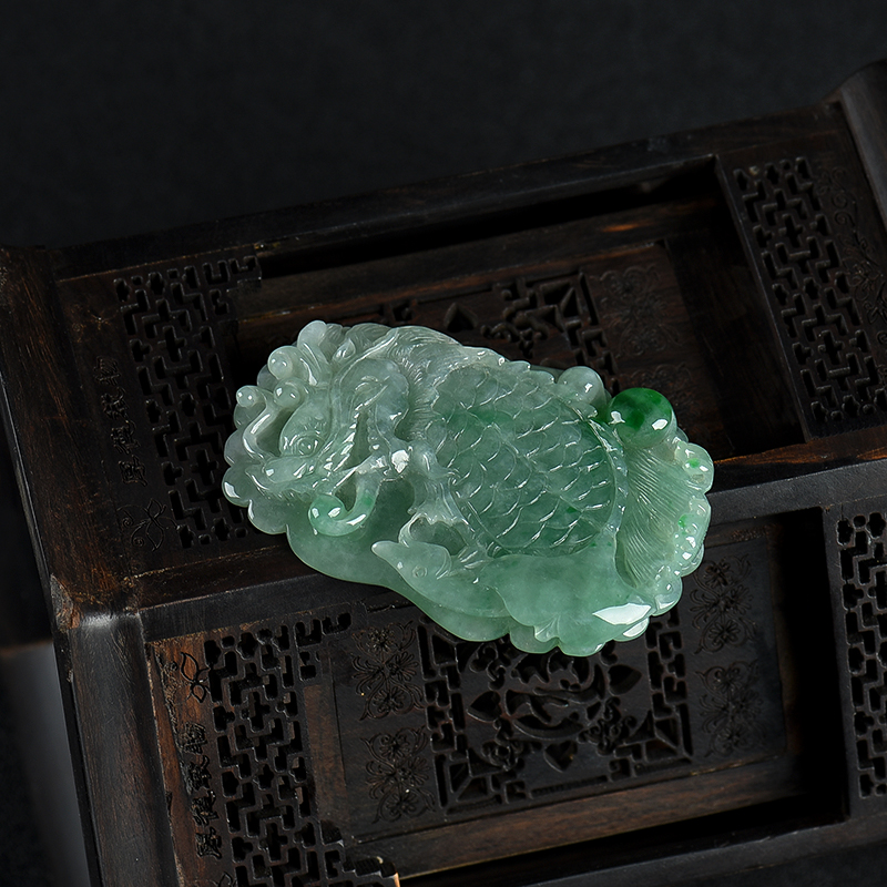 缅甸天然豆种翡翠龙头鱼吊坠-红掌柜