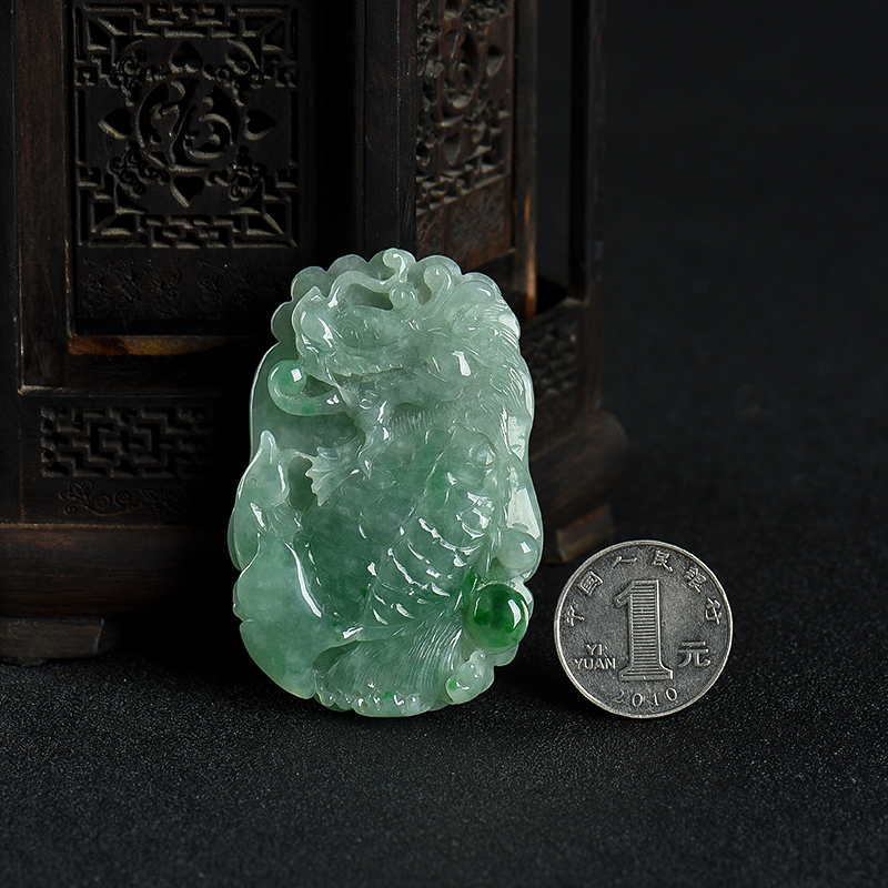 豆种飘翠翡翠吊坠-红掌柜