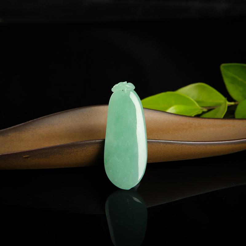 糯种豆绿翡翠吊坠-红掌柜