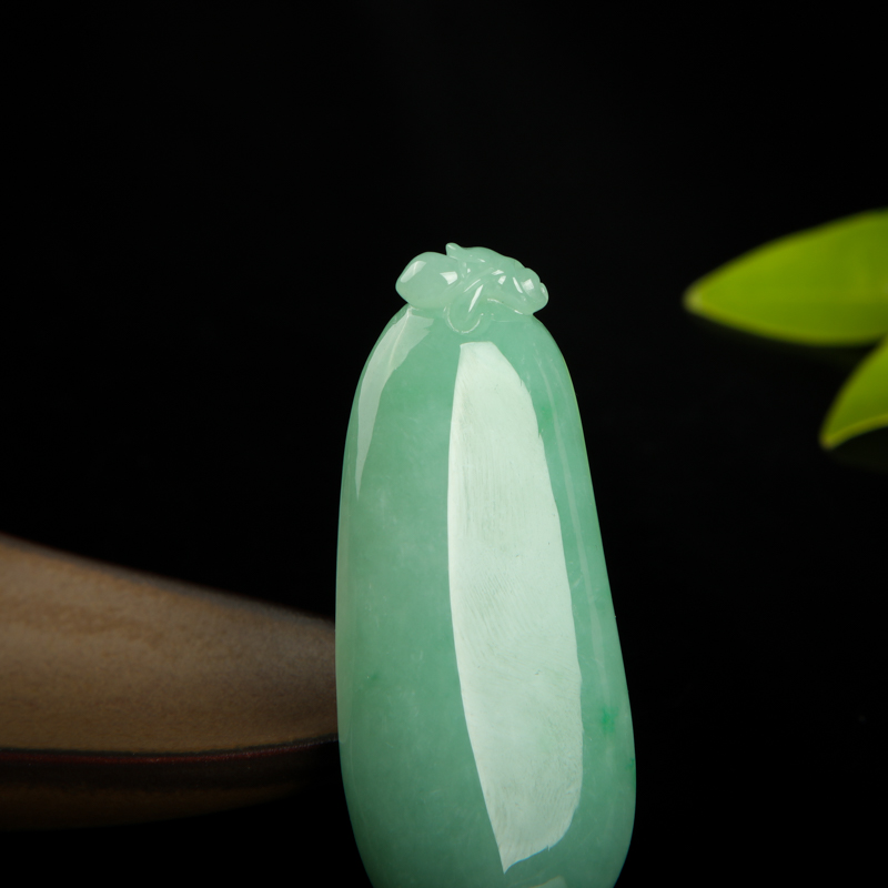 天然豆绿翡翠福瓜吊坠-红掌柜