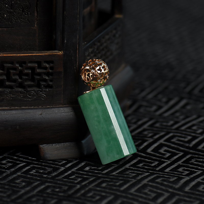 天然豆种灰绿翡翠桶珠吊坠-红掌柜