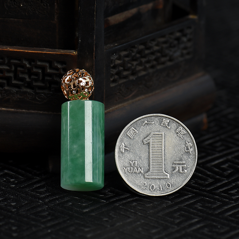 豆种翡翠桶珠吊坠-红掌柜