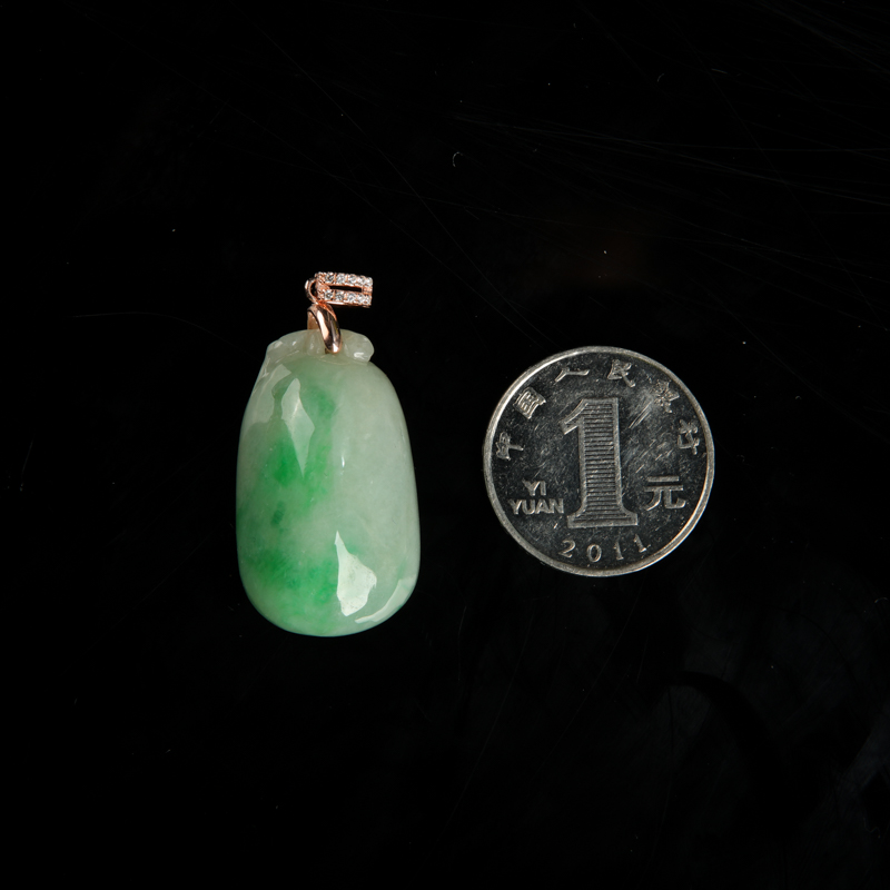 银镶豆种飘花翡翠吊坠-红掌柜
