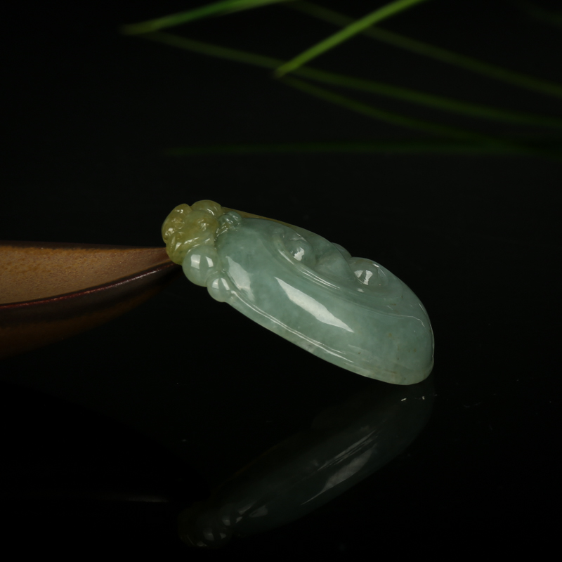 灰绿翡翠如意吊坠-红掌柜