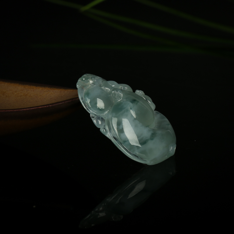 糯冰种飘花翡翠吊坠-红掌柜