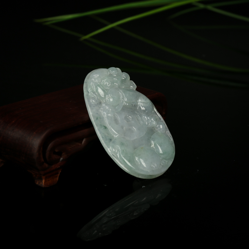 天然糯冰种飘花翡翠瑞兽吊坠-红掌柜