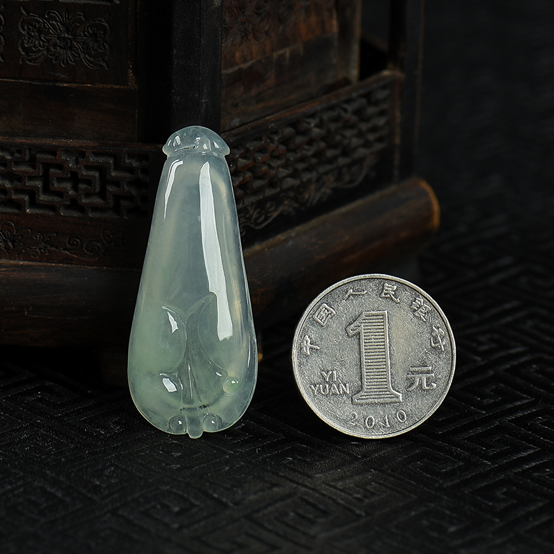 糯冰种浅绿翡翠吊坠-红掌柜