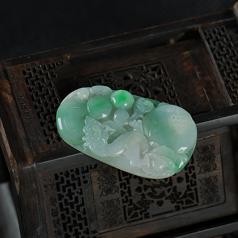 天然翡翠辰龙吊坠-红掌柜