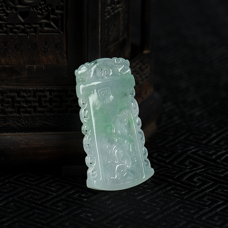 天然糯种浅绿翡翠龙牌吊坠-红掌柜