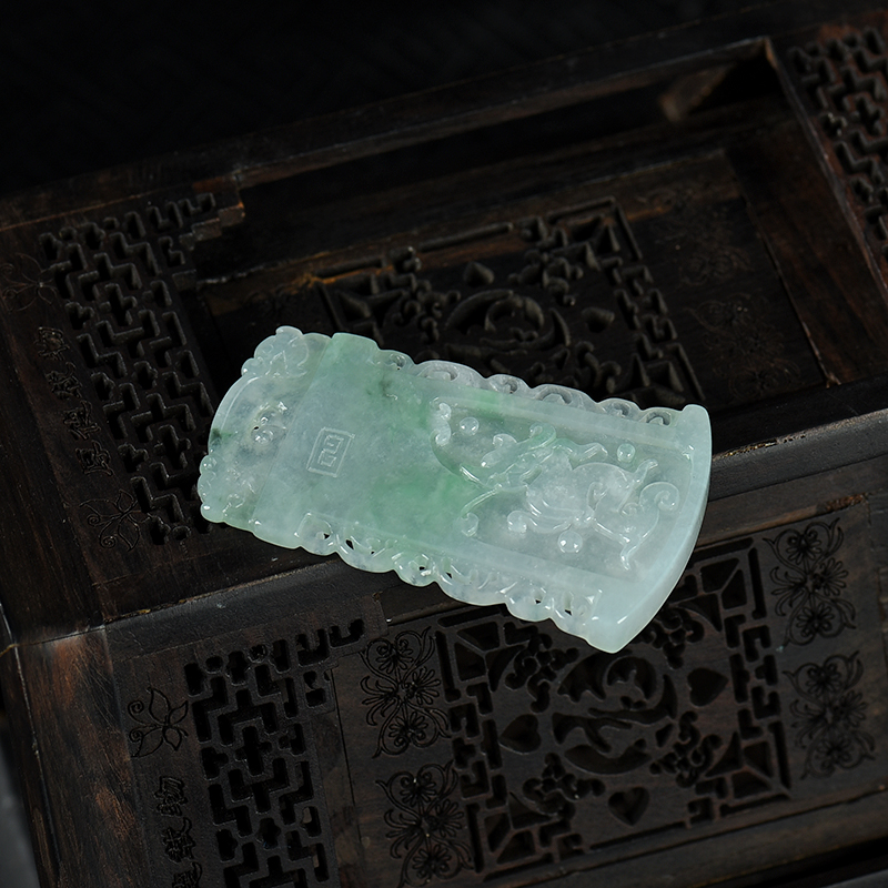 缅甸天然糯种翡翠龙牌吊坠-红掌柜