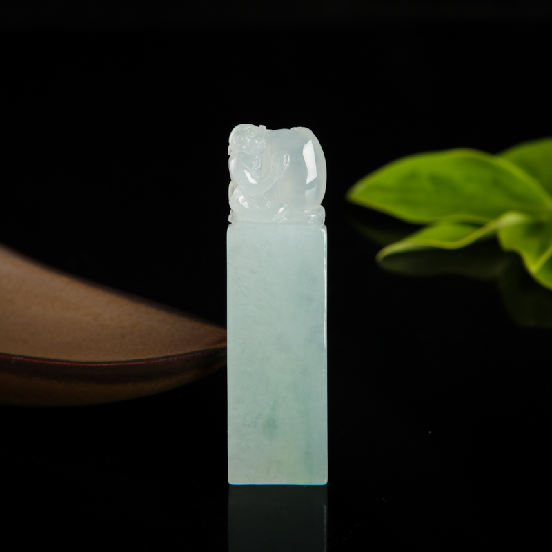 糯种浅绿翡翠猴子献桃印章-红掌柜