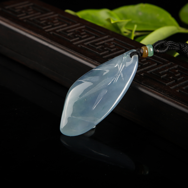 糯冰种翡翠随形吊坠-红掌柜