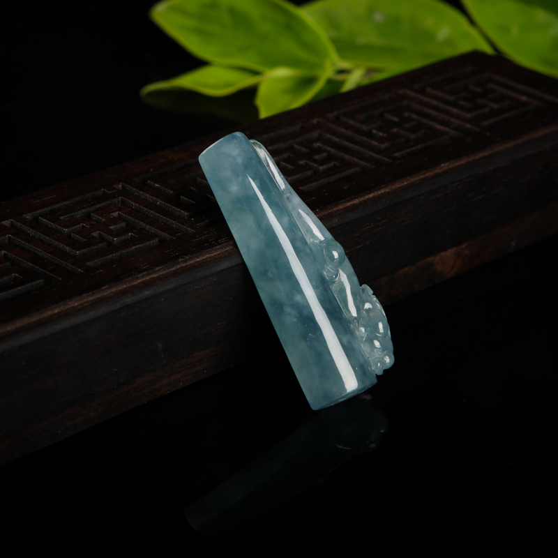糯冰种飘花翡翠吊坠-红掌柜