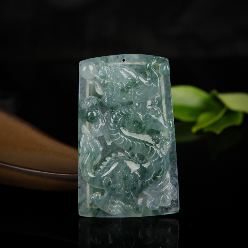 糯冰种飘花翡翠龙牌吊坠-红掌柜