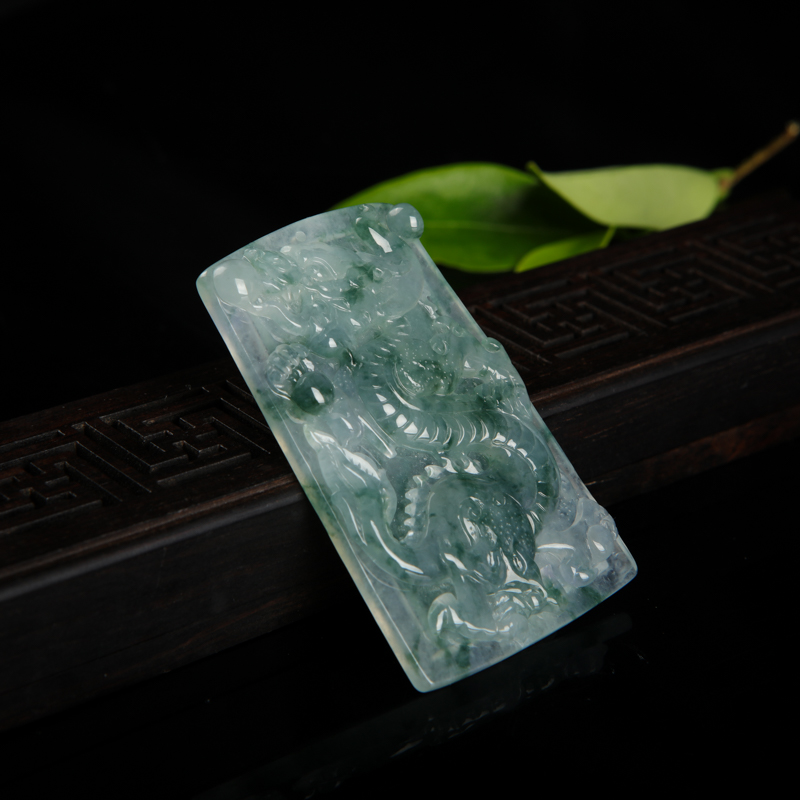 飘花翡翠龙牌吊坠-红掌柜