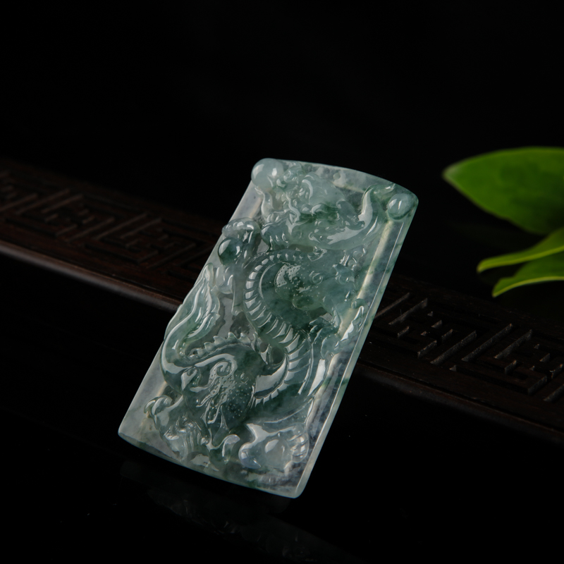 糯冰种翡翠龙牌吊坠-红掌柜