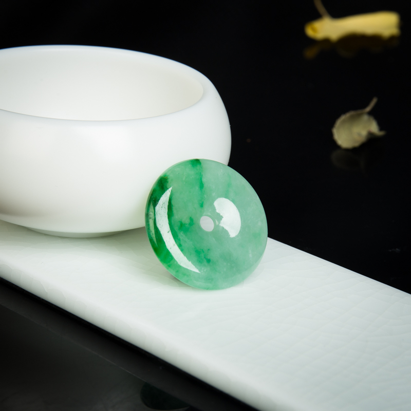 豆种翠绿翡翠吊坠-红掌柜