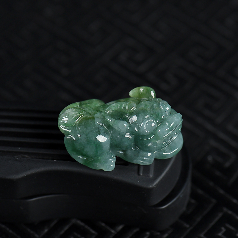 天然豆种俏色翡翠貔貅吊坠-红掌柜