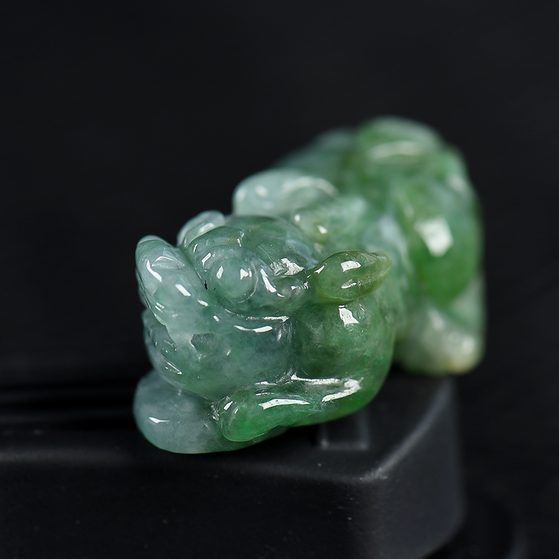 缅甸天然豆种俏色翡翠吊坠-红掌柜