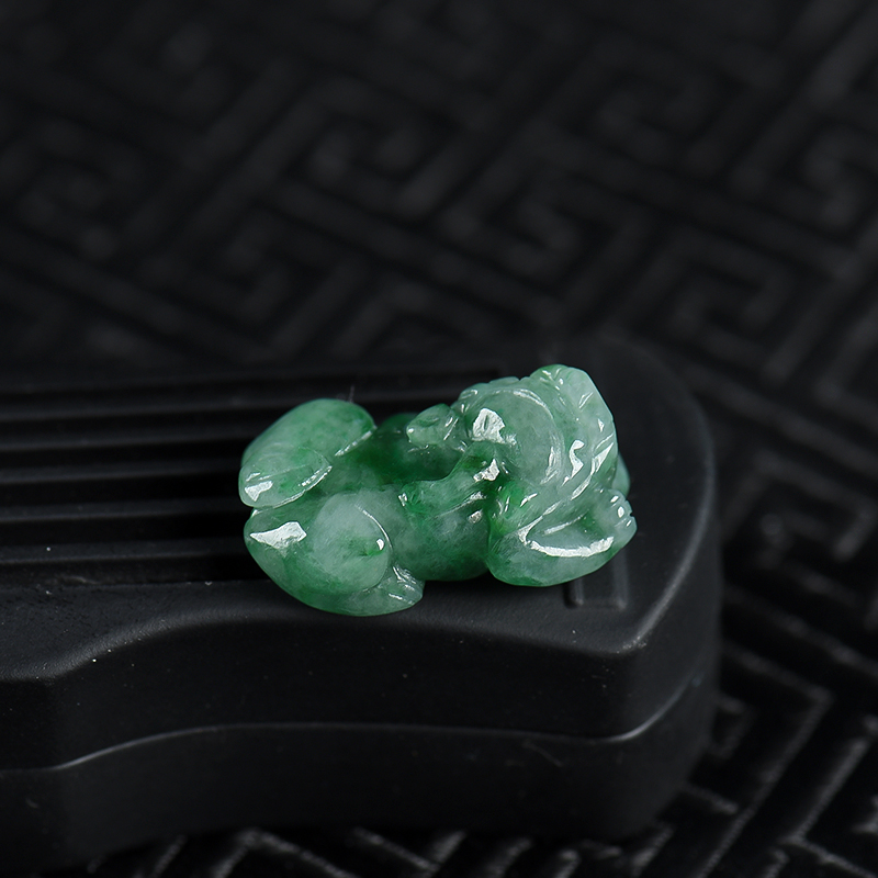 天然豆种飘翠翡翠貔貅吊坠-红掌柜