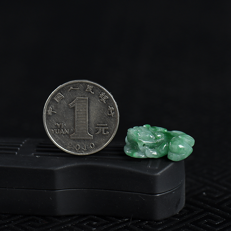 豆种飘翠翡翠吊坠-红掌柜