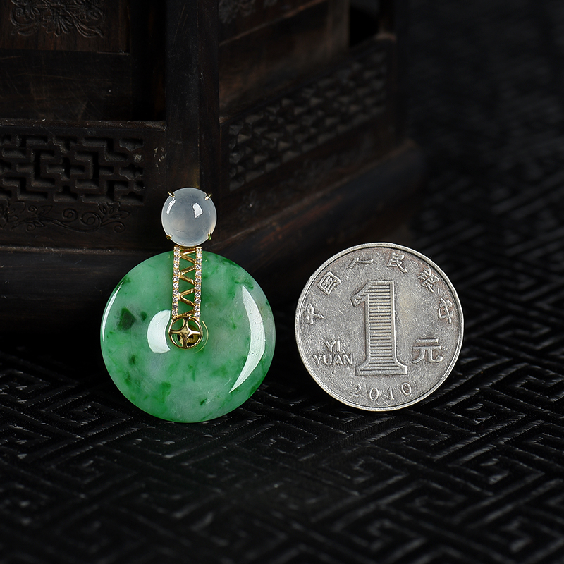 豆种飘翠翡翠吊坠-红掌柜