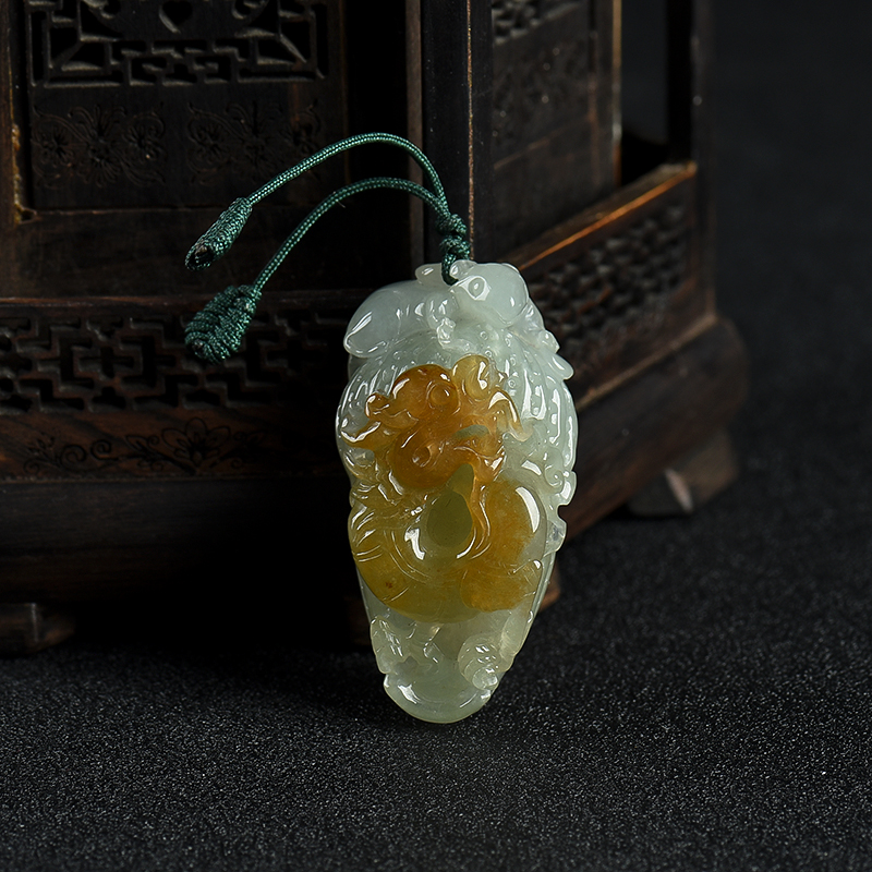 糯种俏色翡翠生意兴隆吊坠-红掌柜