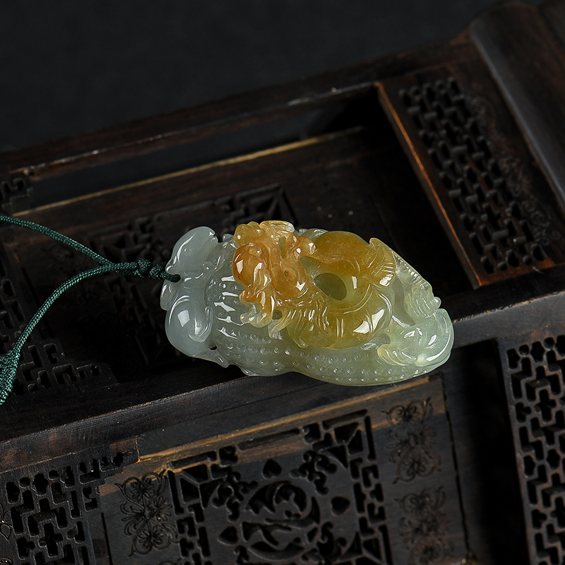 糯种俏色翡翠吊坠-红掌柜