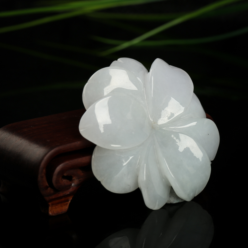 白色翡翠花吊坠-红掌柜